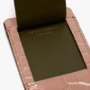 Bagasjelapp i rosa krokodillepreget skinn