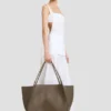 The Victoria reisetote i khaki skinn The Victoria reisetote i khaki skinn