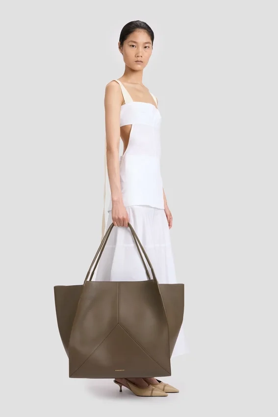 The Victoria reisetote i khaki skinn The Victoria reisetote i khaki skinn