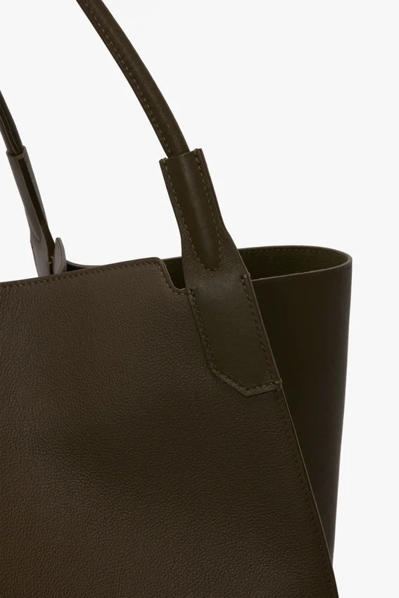 The Victoria reisetote i khaki skinn The Victoria reisetote i khaki skinn
