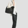 The Victoria tote bag large i svart skinn The Victoria tote bag large i svart skinn