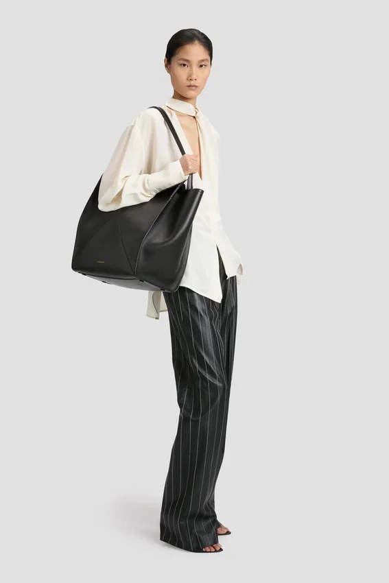 The Victoria tote bag large i svart skinn The Victoria tote bag large i svart skinn